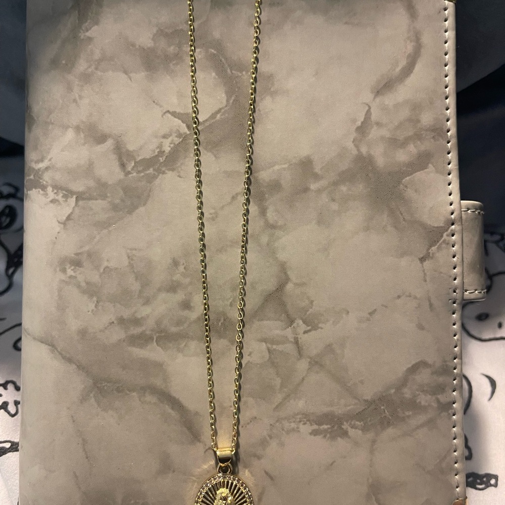 Elegant Gold Pendant Necklace